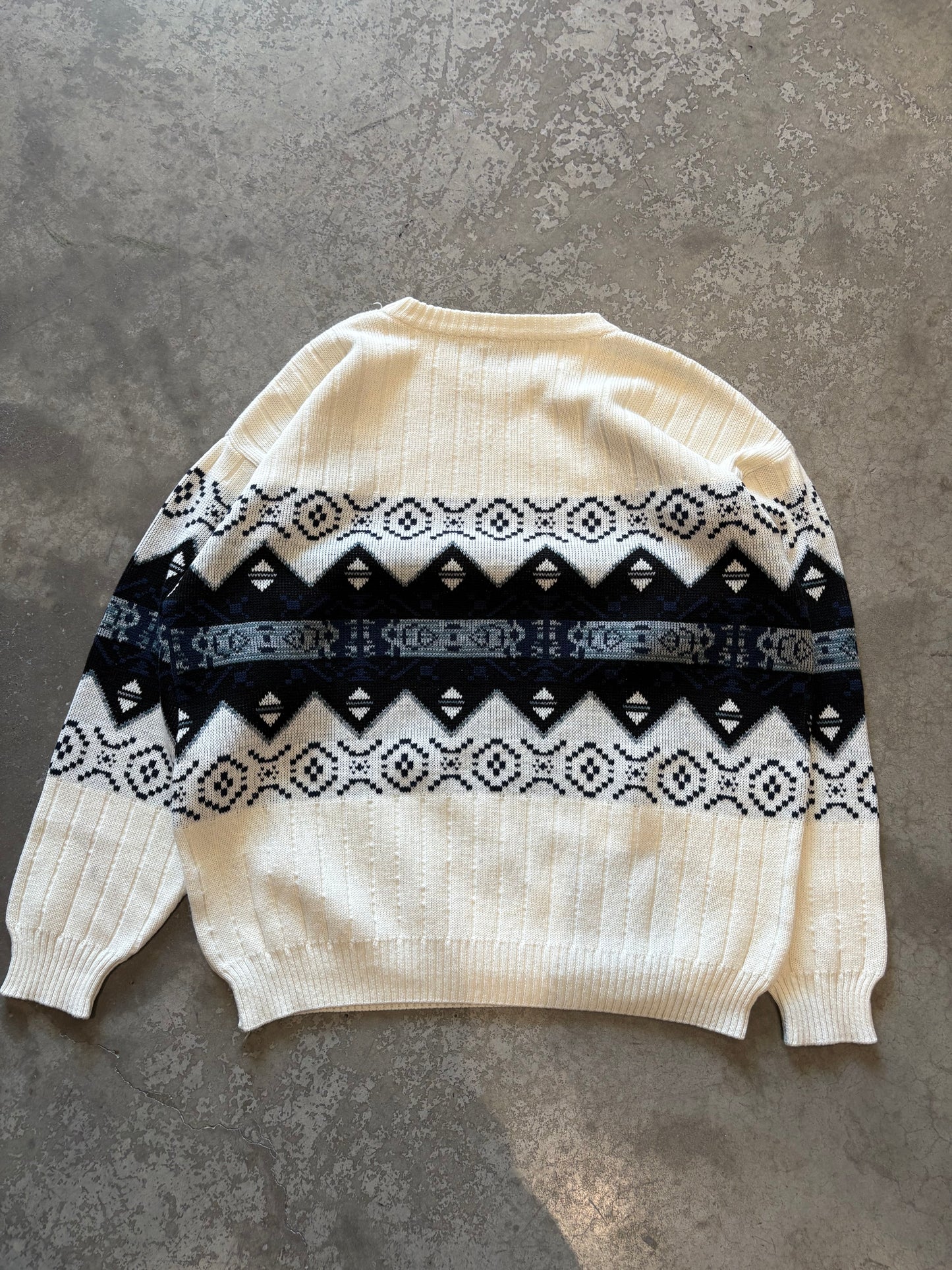 (L) Fine Line Patterned Knit